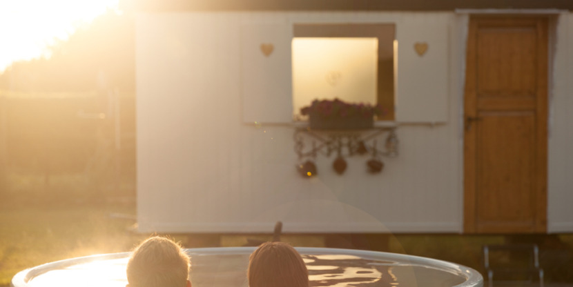 relaxend bad in dutchtub bij weide wereld wellness voor gasten buitengoed de gaard heythuysen fotografie belinda keulen
