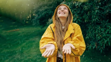 Vrouw geniet van het weer