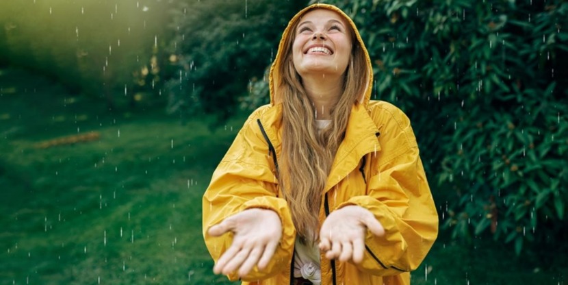Vrouw geniet van het weer