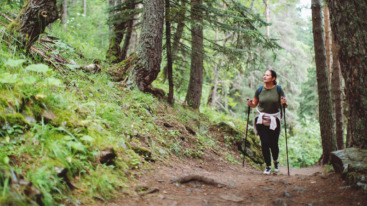 Vrouw loopt het pieterpad