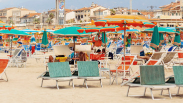 legebedjes op een strand
