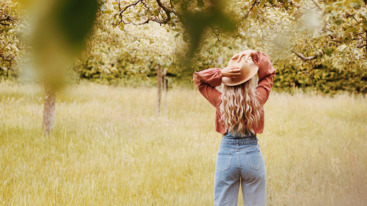 vrouw loopt in het gras