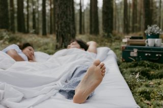 stelletje dat samen in het gras ligt en niks doet