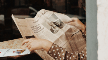 een vrouw leest de krant