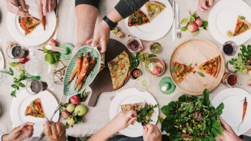 grote tafel vol met vegan eten