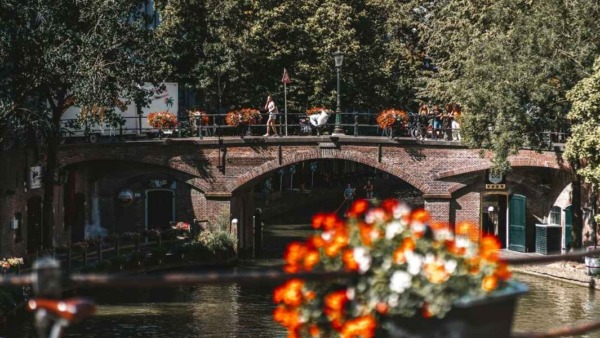 de utrechtse grachten waarvoor de de visdeurbel is