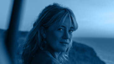 rosa bertram poseert voor haar boek de magie van reizen