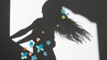 schaduw van ontspannen vrouw met haren in de wind