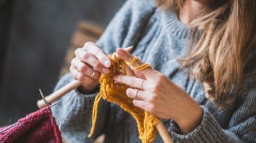 Vrouw is bezig met breien voor beginners