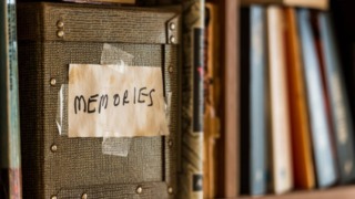 huis opruimen: foto van een doos met herinneringen