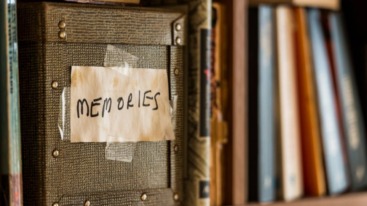 huis opruimen: foto van een doos met herinneringen