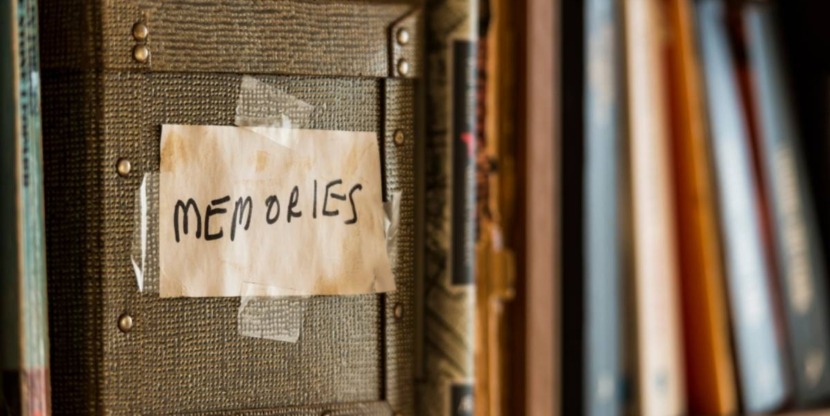 huis opruimen: foto van een doos met herinneringen