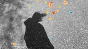 foto van de schaduw van een meisje met de haren in de wind