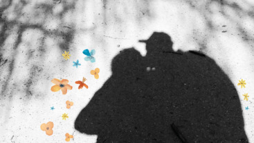 foto van schaduw van twee partners die elkaar omhelzen