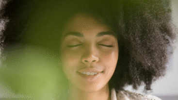 vrouw heeft ogen dit en is in balans