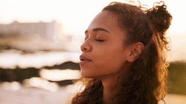 foto van een vrouw die mindfulness beoefent om beter te leren accepteren
