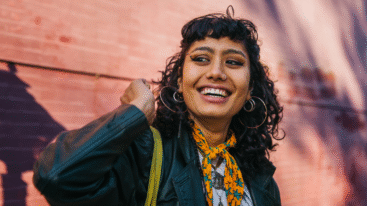 creatieve vrouw lacht in de camera