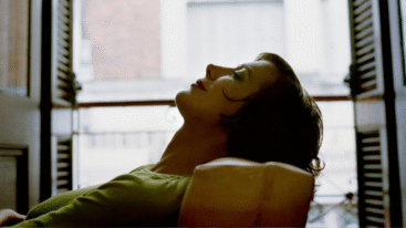 foto van een vrouw die tevreden in een stoel ligt en nadenkt