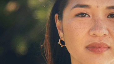 vrouw die bedenkelijk in de camera kijkt