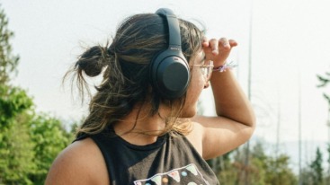 Vrouw zoekt podcasts om eenzaamheid te verminderen