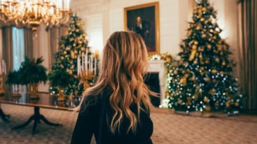 vrouw keert rug en doet aan kerst ontvluchten