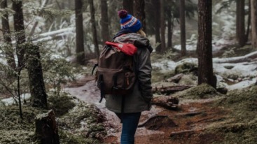 Vrouw maakt een kerstwandeling