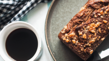 foto van een bananencake met koffie