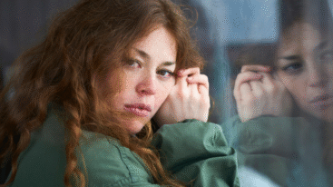 vrouw die magnesium slikt, kijkt in de camera