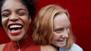 twee vrouwen die samen lachen