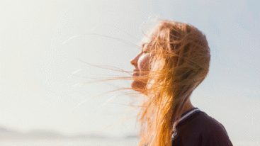 vrouw kijkt ontspannen in de lucht