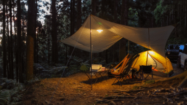 foto van een microavontuur met een tent en leuke lichtjes