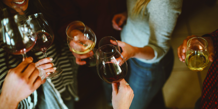 vrouwen proosten met glazen wijn