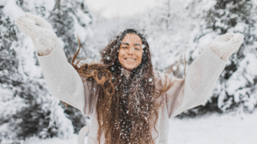 vrouw heeft plezier in de sneeuw