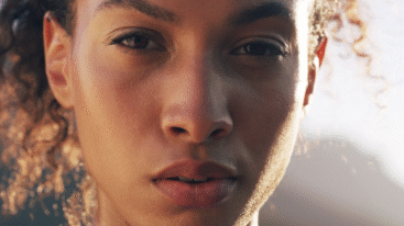 vrouw kijkt vastberaden in de camera