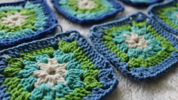 gehaakte vierkantjes die granny squares worden genoemd