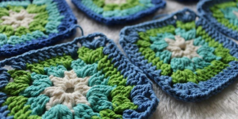 gehaakte vierkantjes die granny squares worden genoemd