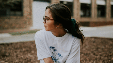 foto van een vrouw die aan het nadenken is