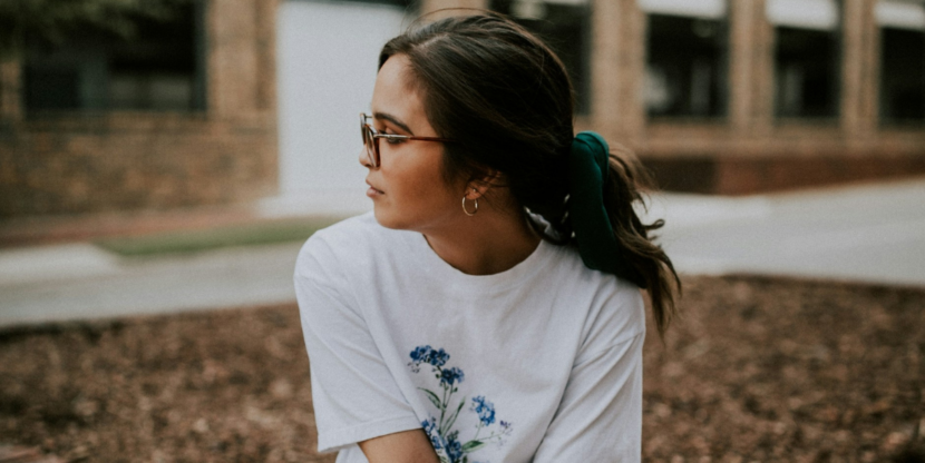 foto van een vrouw die aan het nadenken is