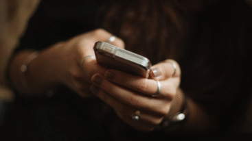 vrouw met een telefoon in haar hand