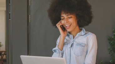 vrouw is aan het werk