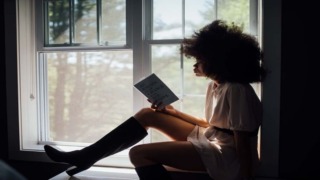 Vrouw doet aan slow reading