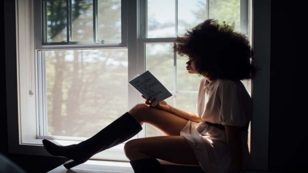 Vrouw doet aan slow reading