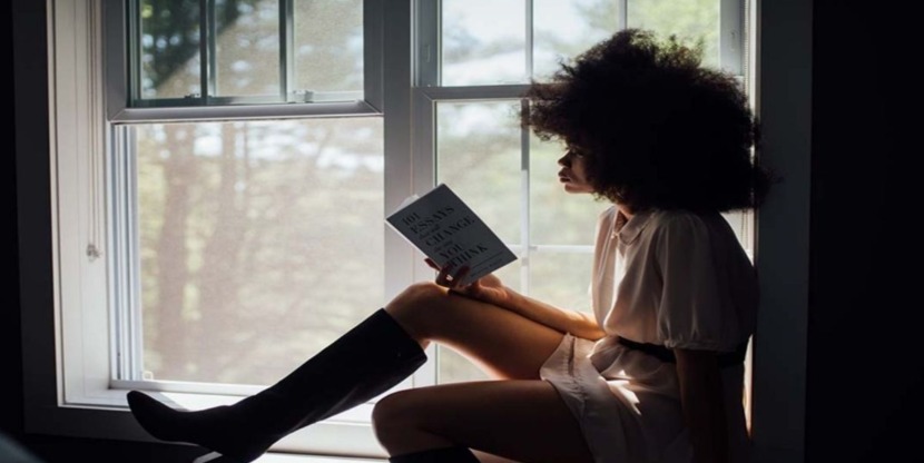 Vrouw doet aan slow reading