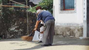 Huis schoonmaken tijdens het huishouden verdelen