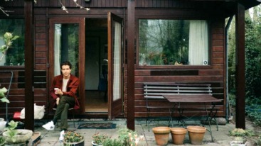 Thomas Heerma van Voss in zijn huisje in het bos