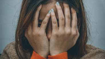 Geïrriteerd zijn met je handen op je hoofd