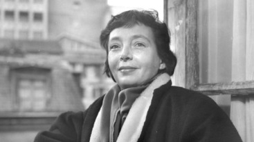 Marguerite Duras naast een raam