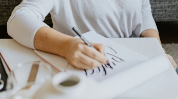 Een vrouw die mooie letters tekent