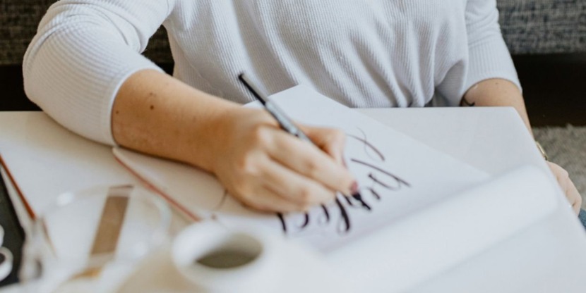 Een vrouw die mooie letters tekent