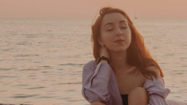 Vrouw die haar hoofd leegmaakt op het strand